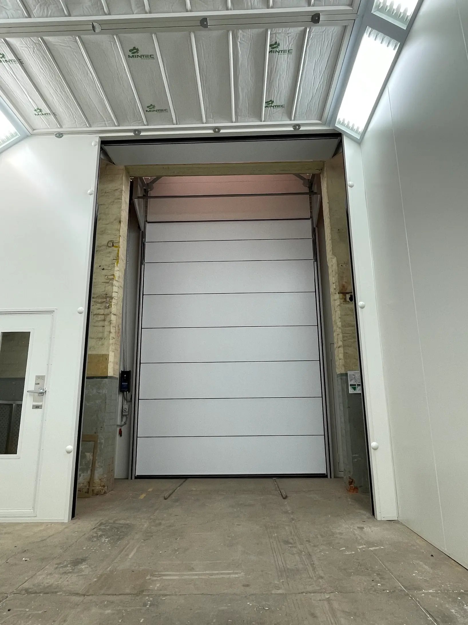 Enturi-Sectional-Door-Spraybooth-4