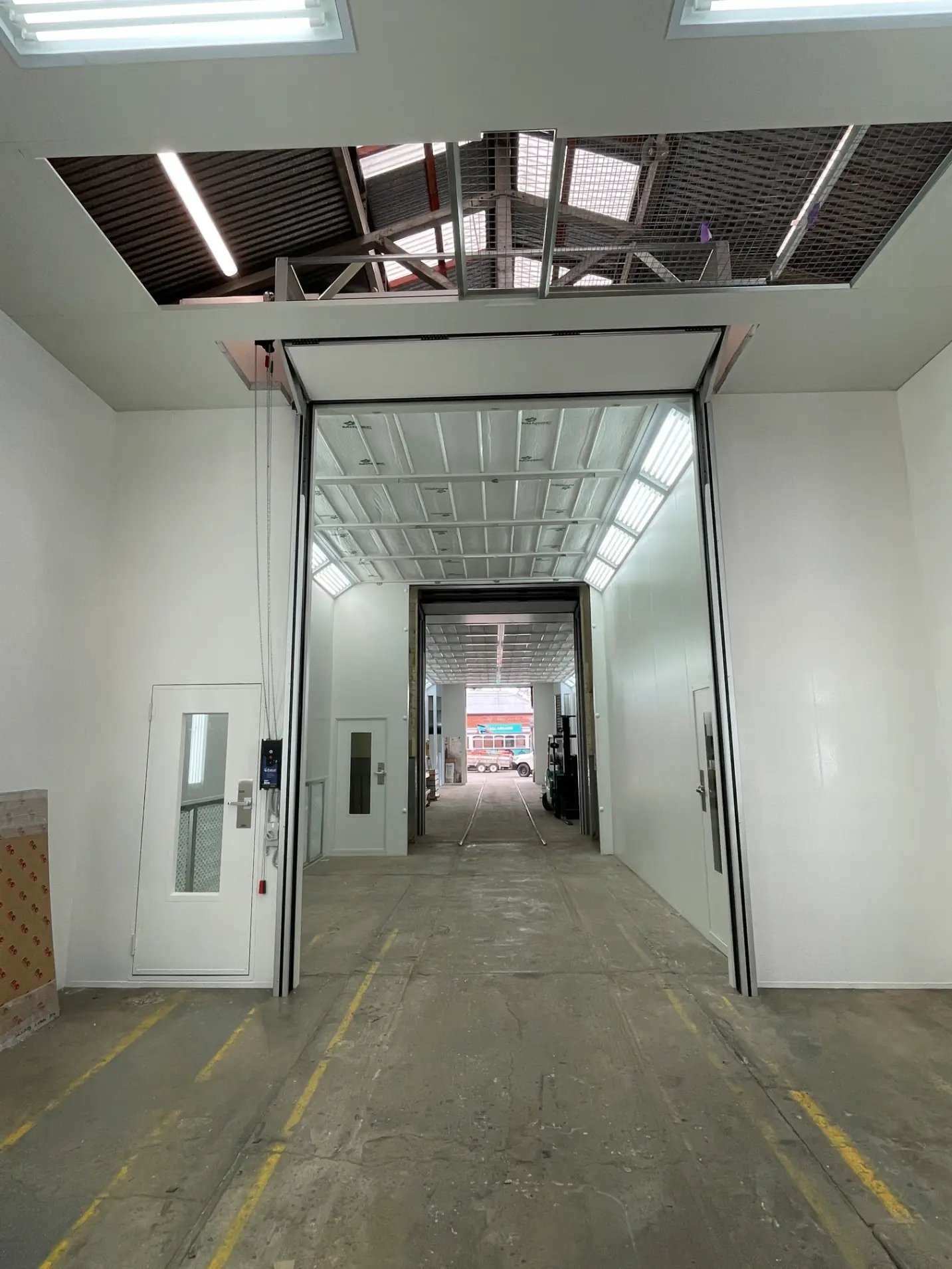 Enturi-Sectional-Door-Spraybooth-7